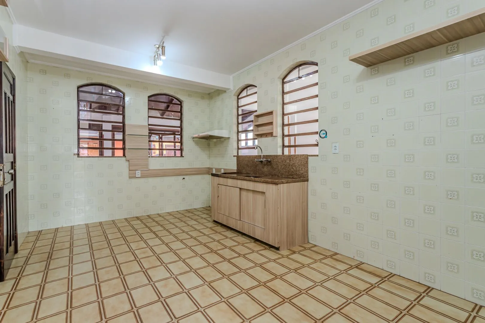 Imagem Casa no Partenon com 4 dormitórios e 4 vagas DESOCUPADA