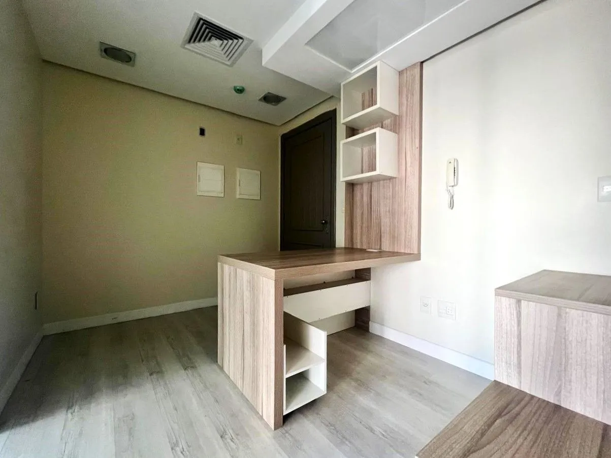 Imagem SALA COMERCIAL SEMIMOBILIADA COM VAGA, PARA VENDA OU LOCAÇÃO NO BAIRRO CENTRO HOSTÓRICO!