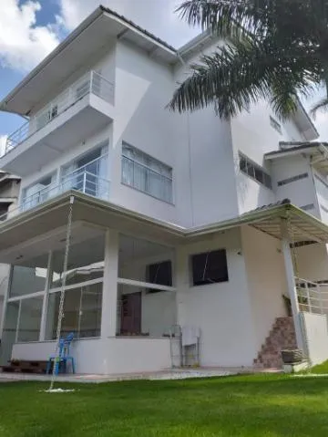 Imagem VENDA DE CASA NO CONDOMÍNIO ARUJÁ COUNTRY CLUB, EM ARUJÁ/SP, 380m² com 3 suítes, área gourmet com churrasqueira, cinema e 4 vagas. CONSULTE-NOS.