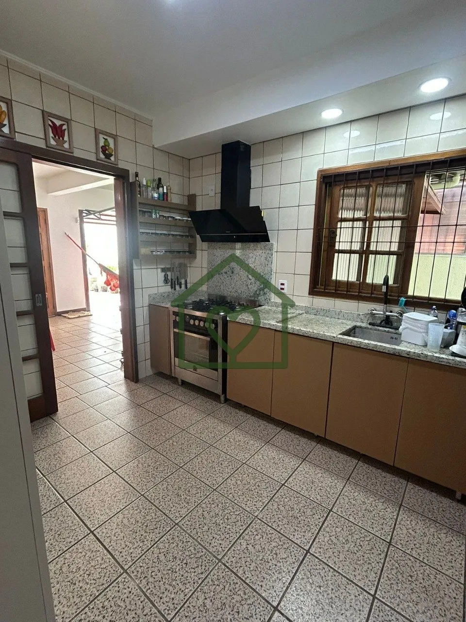 Imagem O imóvel conta com 3 dormitórios, sendo 1 suíte máster com closet em madeira e banheiro com hidr...