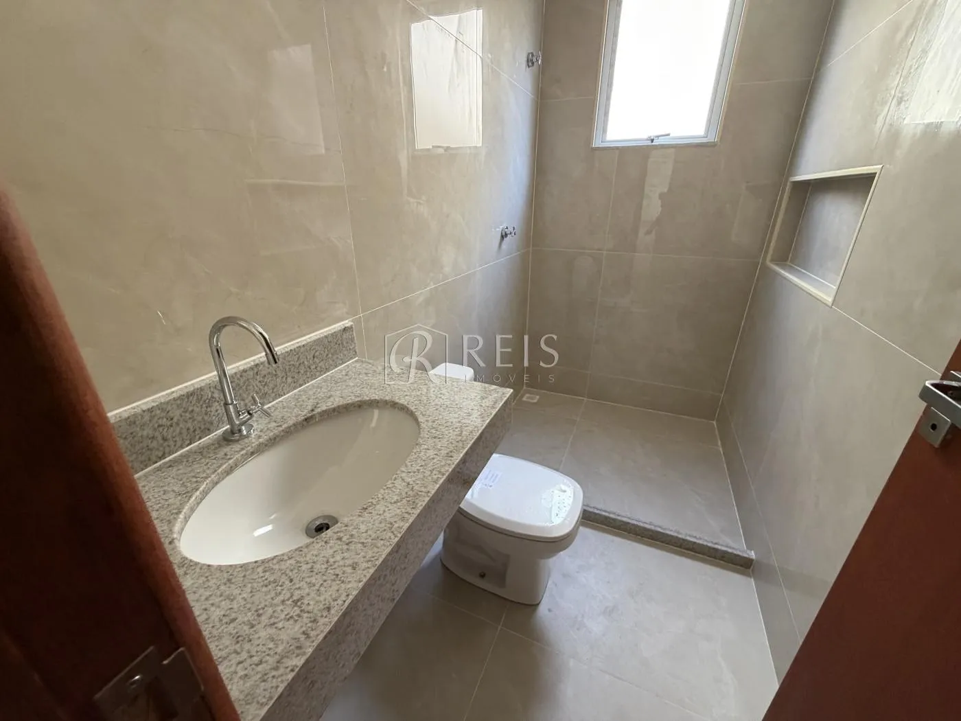 Imagem Casa para Venda em Rio das Ostras, Recreio, 4 dormitórios, 4 suítes, 6 banheiros, 2 vagas