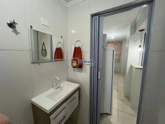 Imagem "Viva a experiência de morar pertinho da areia, em um apartamento aconchegante de 1 dormitório, porteira fechada, situado a poucos passos da praia, com uma vista lateral encantadora do mar que torna cada dia mais especial." Por apenas R$ 270.000,00. Agend