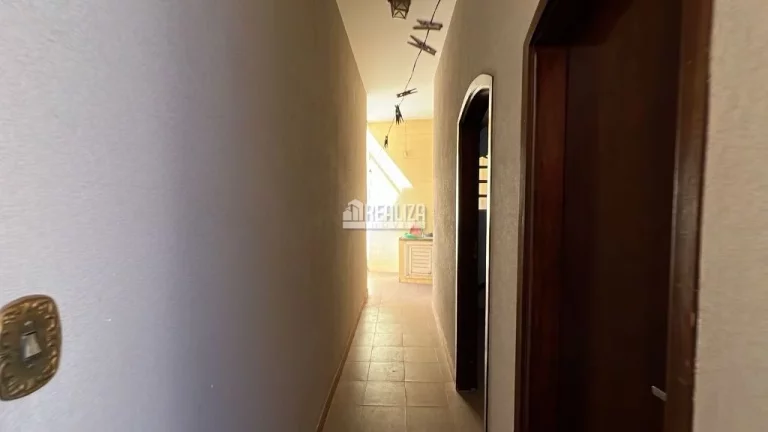 Imagem Casa à venda com 3 dormitórios no bairro Mercês, em Uberaba