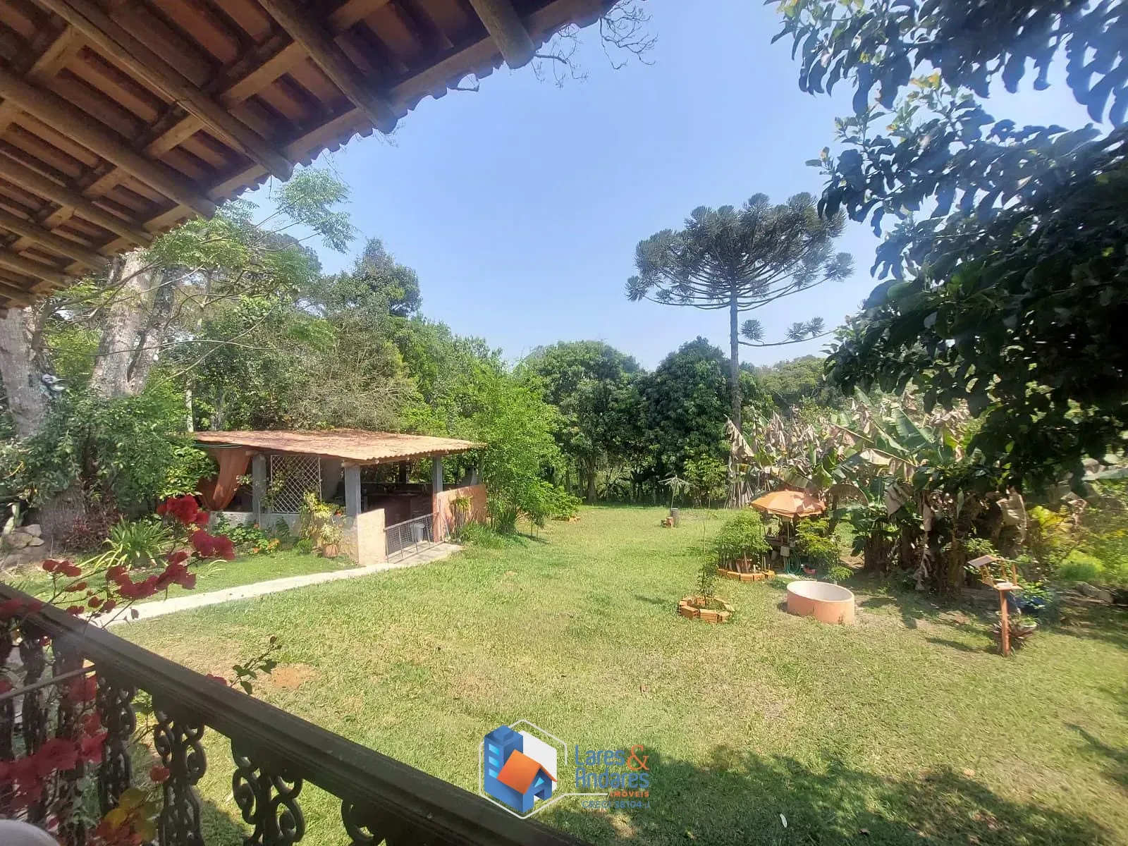 Imagem CASA RÚSTICA EM CONDOMÍNIO, 243 M² DE ÁREA ÚTIL, ÁREA TOTAL DE 1.801 M², 2 SUÍTES, 3 SALAS, 3 VAGAS E PORTARIA 24 HORAS - COTIA - SP
