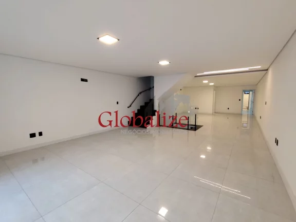 Imagem Casa sobreposta alta à venda com 280m², 3 suites, quadra da praia por R$1.940.000,00 no Embaré em Santos
