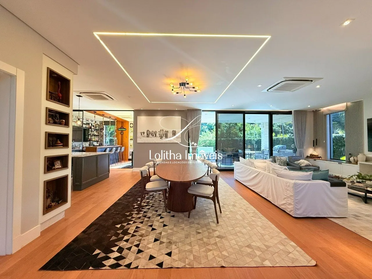 Imagem CASA COM 4 SUÍTES À VENDA EM JURERÊ INTERNACIONAL - FLORIANÓPOLIS/SC
