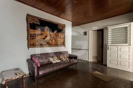 Imagem Casa composta por seis(6) dormitórios, no bairro Passo da Areia em Porto Alegre/RS.