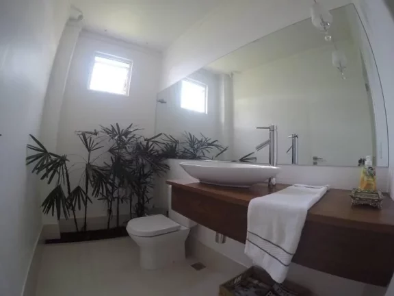Imagem Requinte e sofisticação você encontra nessa casa , com 3 suítes uma com banheira hidromassagem, piscina, sala de cinema , localização privilegiada