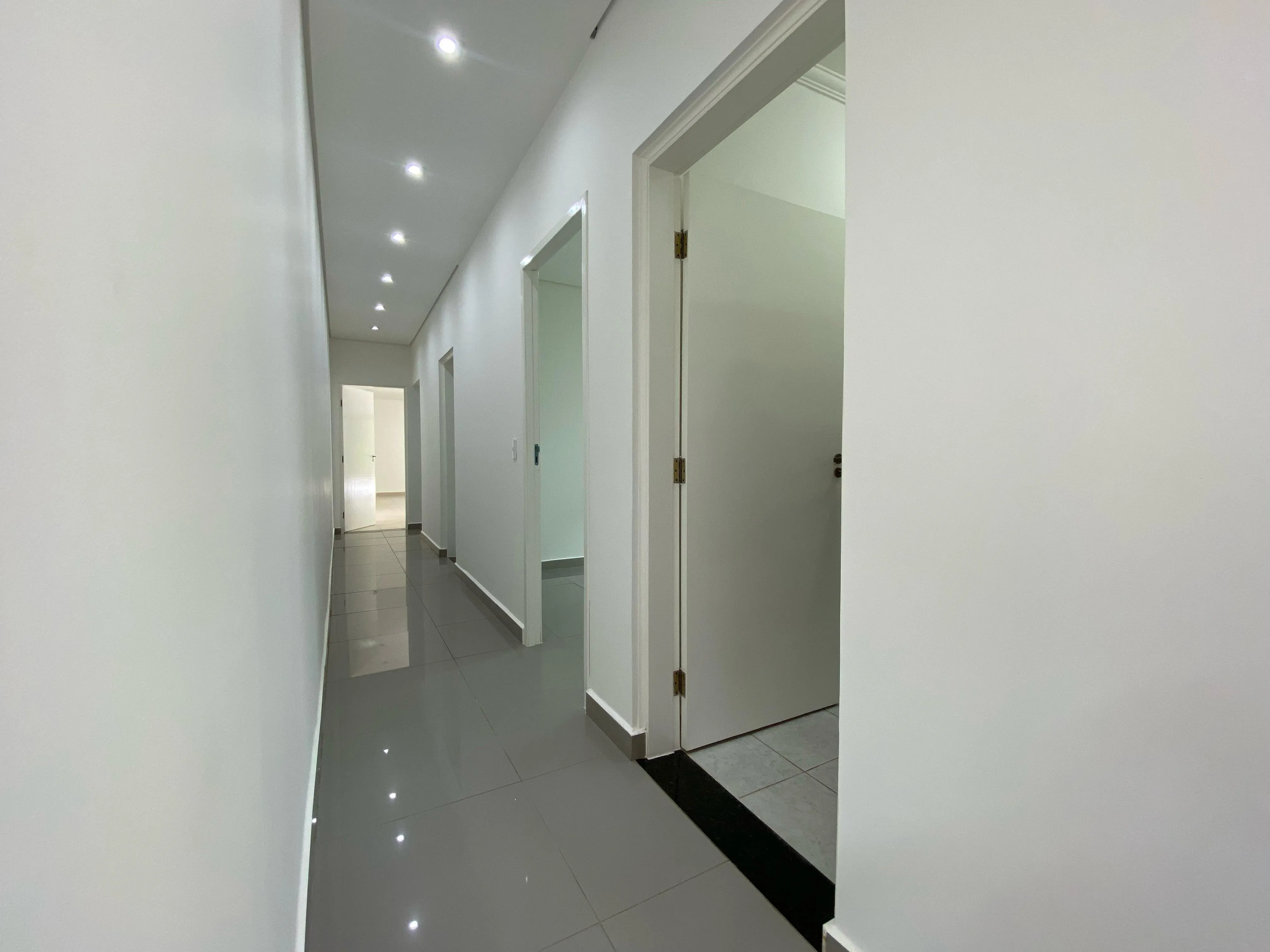 Imagem Casa no Condomínio Portal do Sabiá - 380m² de Área Construída, 3 Suítes e Piscina
