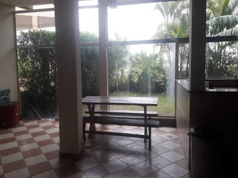 Imagem VENDA DE CASA NO CONDOMÍNIO ARUJÁ COUNTRY CLUB, 250m² c/ 2 quartos, suíte c/ sacada, salão com churrasqueira e forno de pizza e 4 vagas. CONSULTE-NOS.