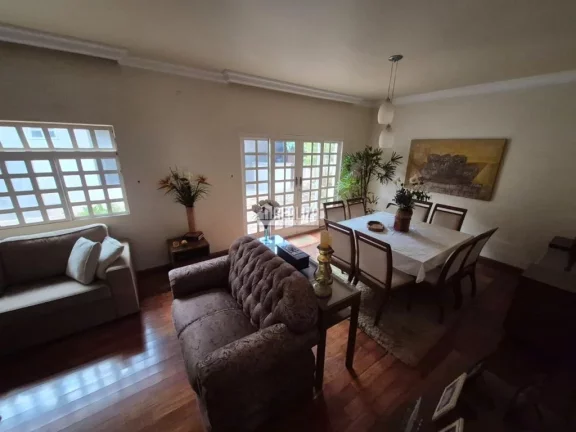 Imagem Casa à venda no Bairro Olinda, Uberaba com 6 dormitórios e suíte!
