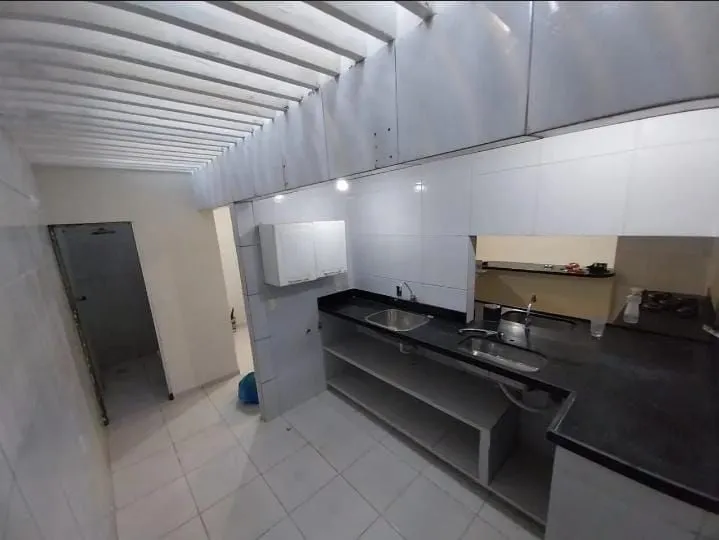 Imagem Casa Duplex em Brisamar com 3 suítes, piscina, varanda, cozinha americana e localização privilegiada próxima às praias.