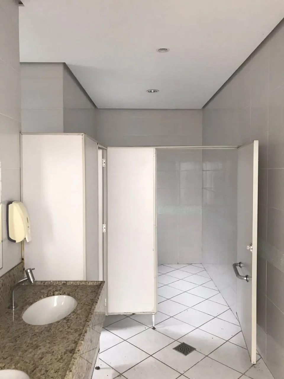 Imagem Oportunidade única: Salão Comercial de alto padrão no Jardim Europa, Sorocaba-SP - 4 salas, 9 banheiros, 8 vagas de garagem, 785,81 m².