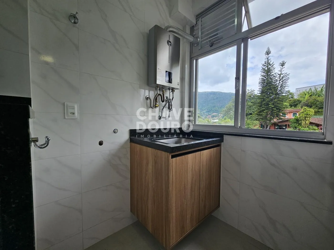 Imagem Apartamento de 2 quartos + dependência, varanda, 2 vagas e elevador.