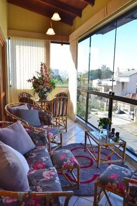 Imagem Casa Comercial e Residencial com 518m² (4 quartos / 5 banheiros / 3 vagas garagem) no Bairro Partenon localizada à meia quadra da Av. Bento Gonçalves.
