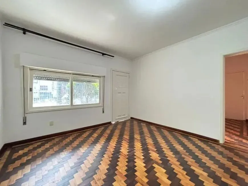 Imagem Casa para venda no bairro Medianeira | 3 dormitórios | Pátio amplo | Espaço gourmet | 298m² | Porto Alegre