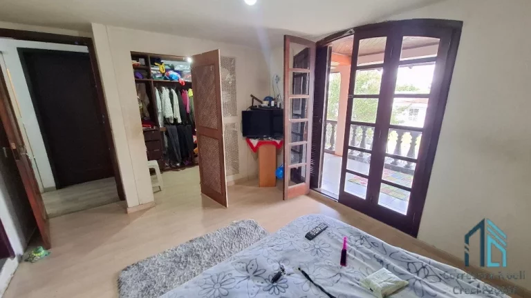 Imagem Casa com edícula, 05 quartos sendo 02 suítes, no São Lourenço em Curitiba PR