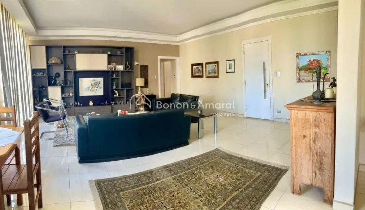Imagem Localizado em uma torre única, este excelente apartamento oferece vista permanente para a charmosa ...