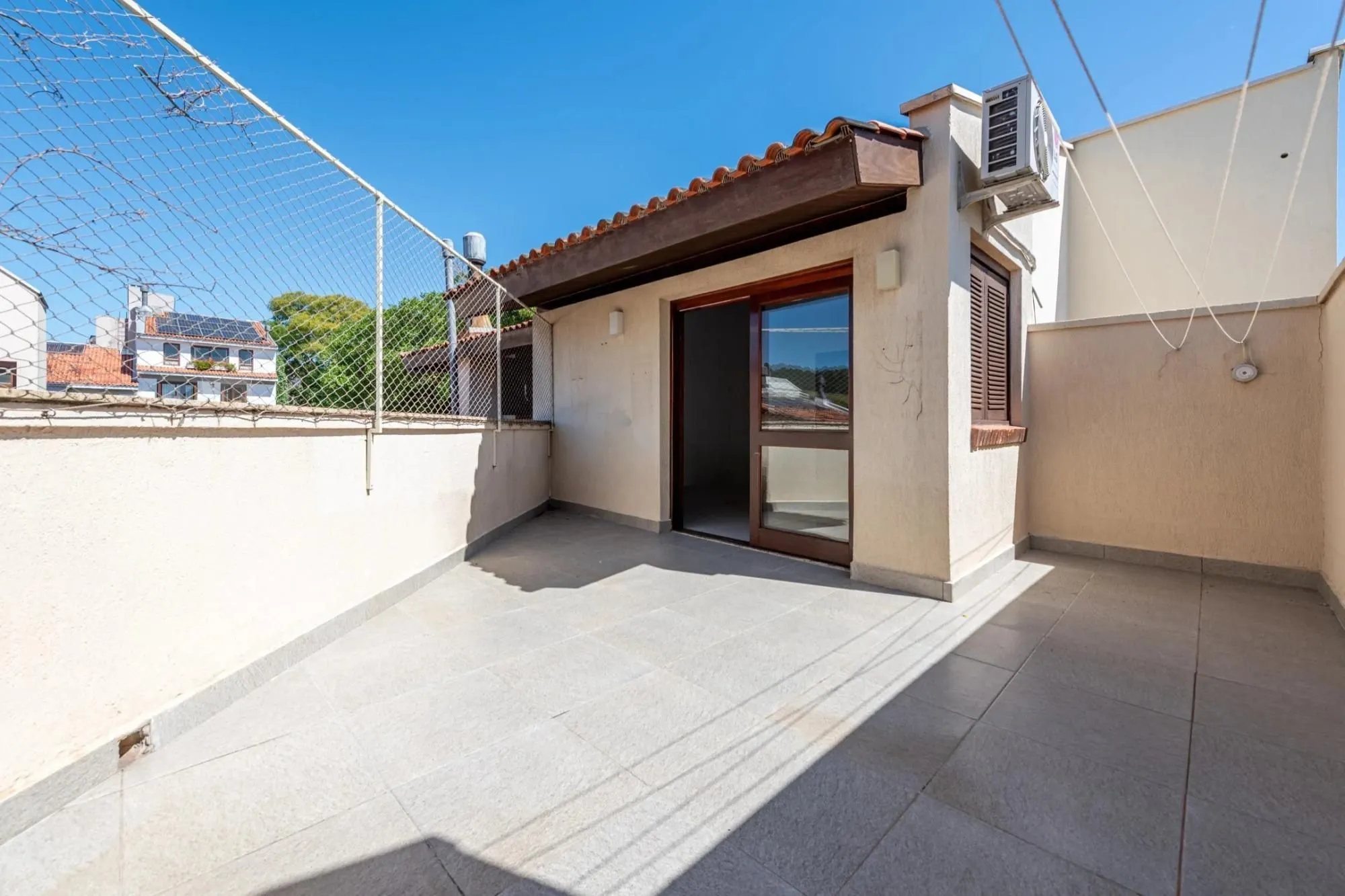 Imagem Casa em condomínio com 3 dormitórios, suíte e 2 vagas.
