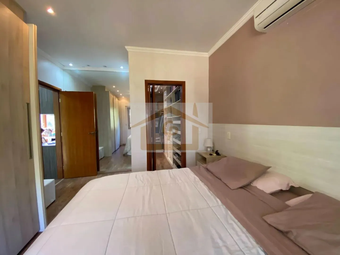 Imagem Sua nova casa te espera no condomínio dos sonhos! 3 suítes, 4 vagas