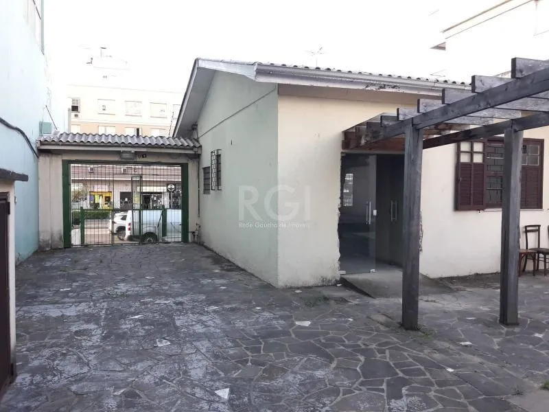Imagem na Assis Brasil, Casa para Venda - 220m², 3 dormitórios, 2 vagas - Passo da Areia