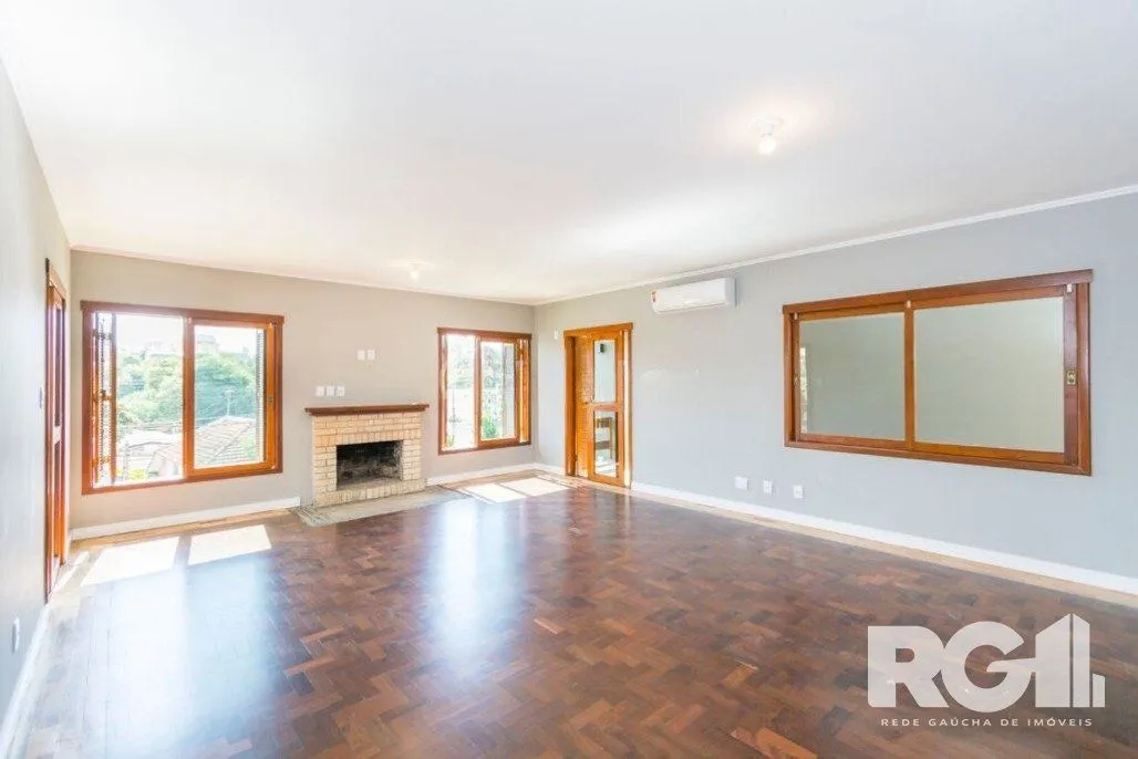 Imagem Casa com piscina, 3 dormitórios, 258m² privativos, no Jardim Itu.