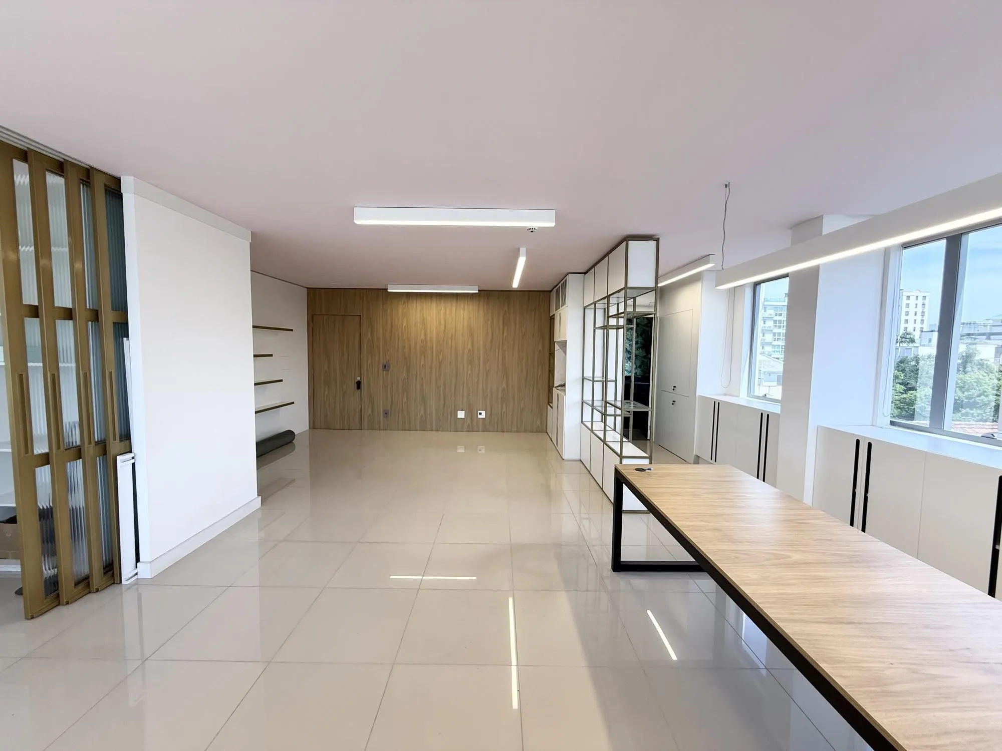 Imagem MÁFFER IMÓVEIS Sala comercial no bairro Auxiliadora, em ponto estratégico na Rua Eudoro Berlink, nº 354, região nobre de Porto Alegre, próxima às Avenidas Mariland e 24 de Outubro.