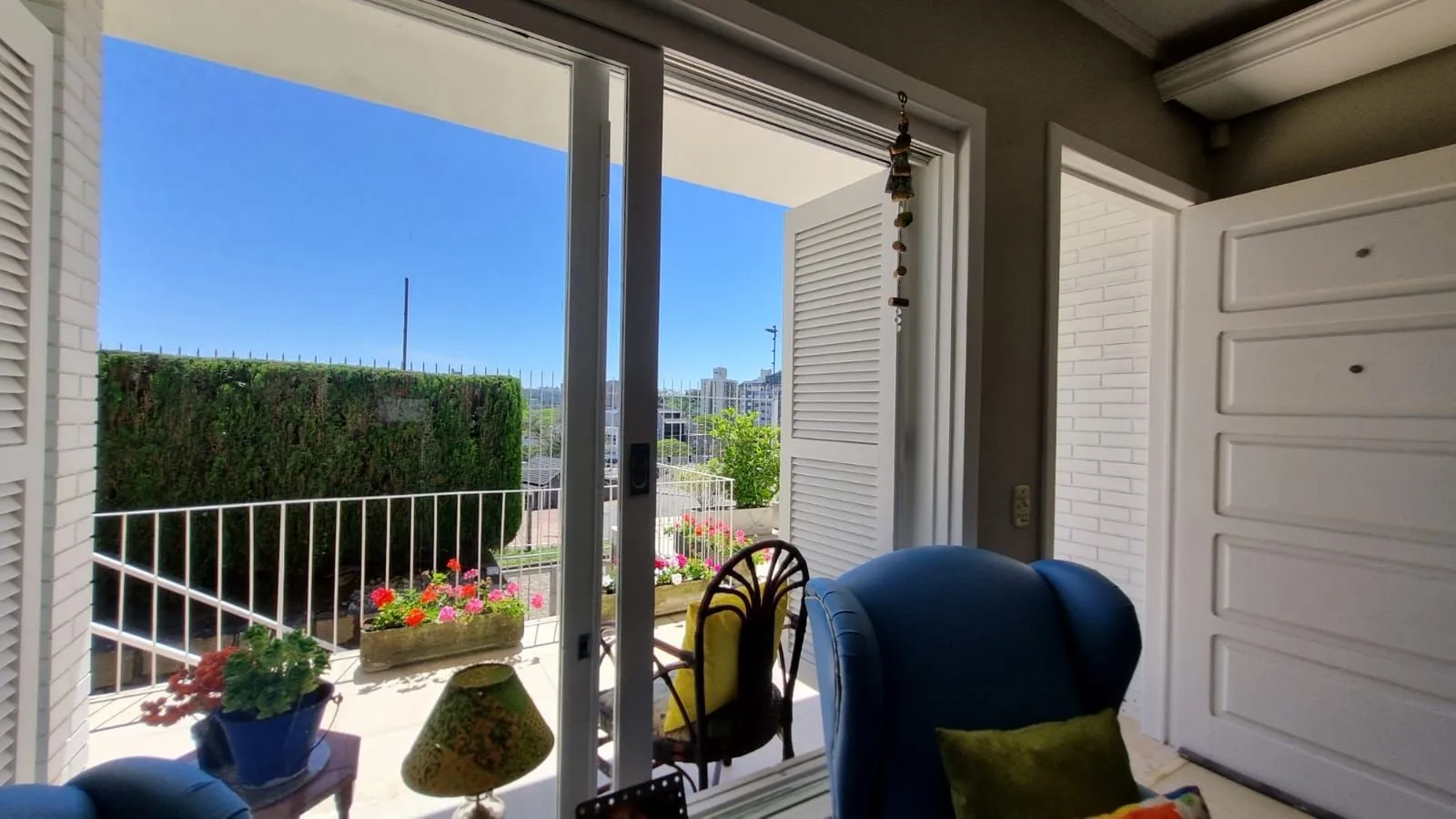 Imagem Casa Espetacular com Vista Deslumbrante, Reformada por Arquiteto de 2 dormitórios, suíte, próximo a PUC e Carrefour no bairro Partenon em Porto Alegre/RS/
