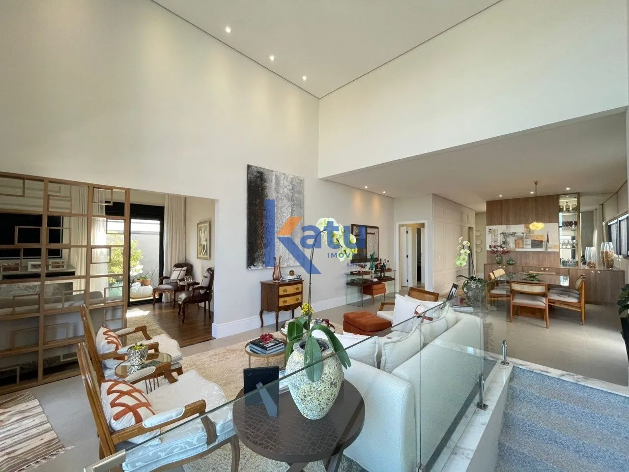 Imagem Descubra esta encantadora casa em condomínio no Jardim Ermida I, Jundiaí. Com 217 m² de área pri...