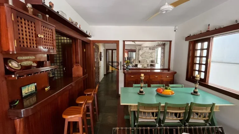 Imagem Casa com ampla sala 2 ambientes,3 dormitórios sendo uma suíte,edícula com mais 2 dormitórios e 1 banheiro,2 vagas de garagem