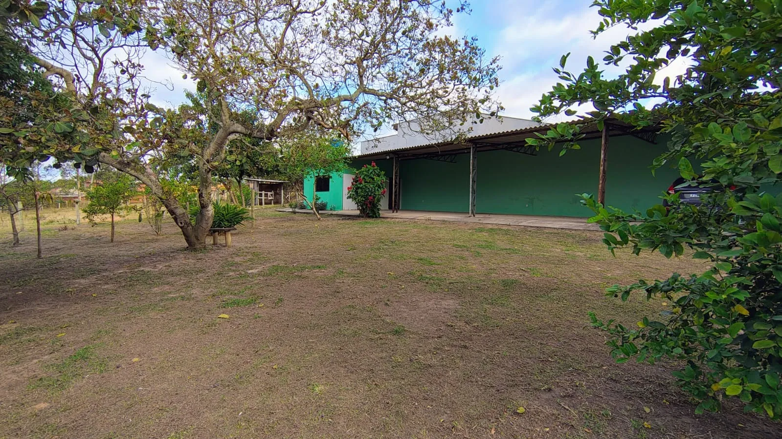 Imagem Chácara com 8925,30m² de Terreno, Casa de 204m², Barracão e Poço Caipira