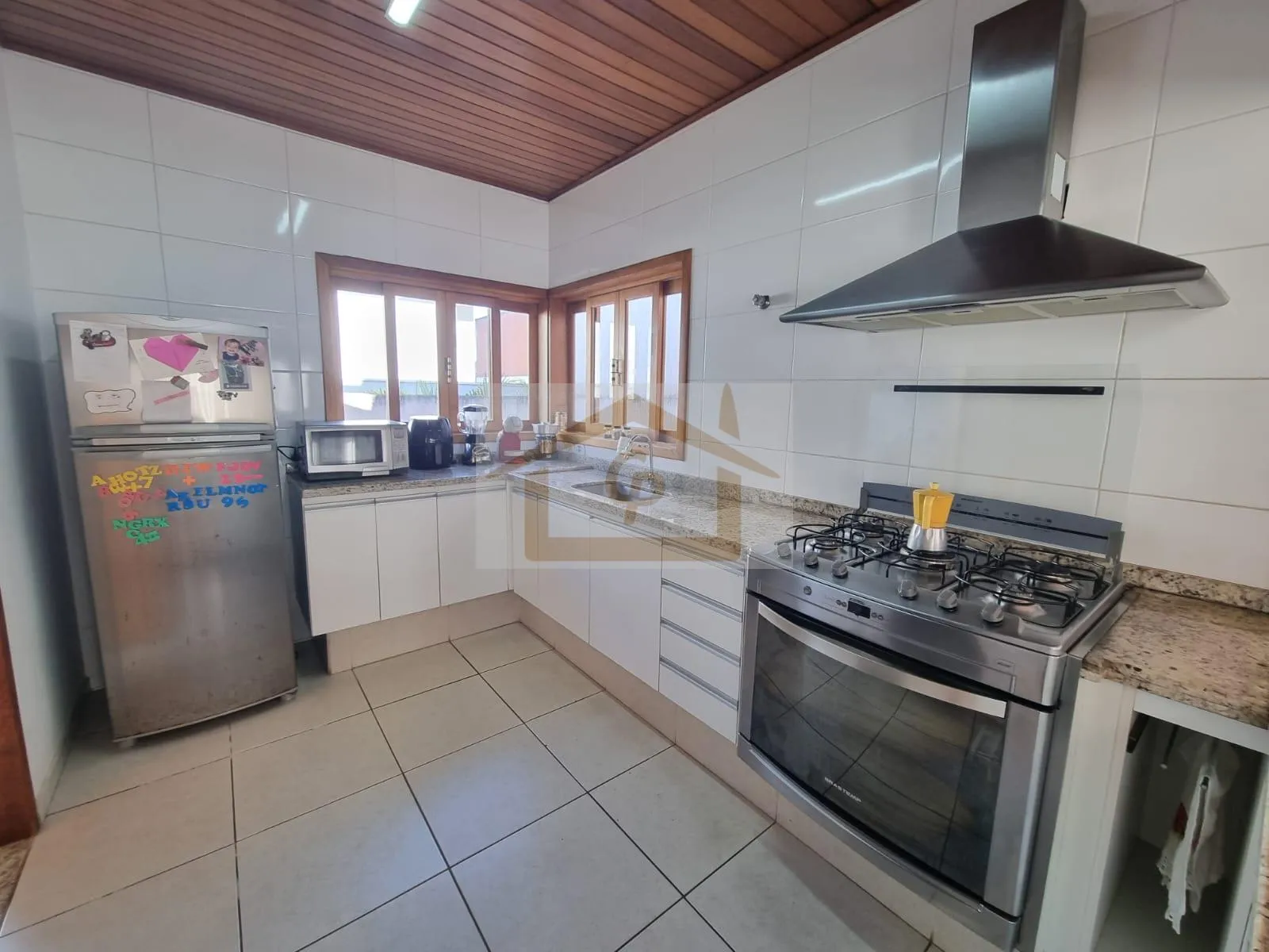 Imagem Casa Térrea, 3 quartos sendo um suíte, 2 vagas Clube Completo!!!