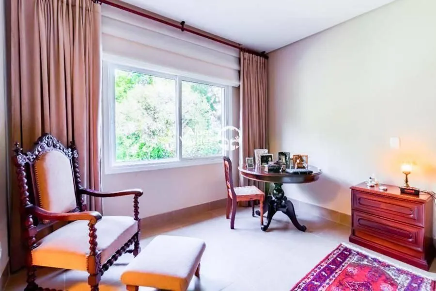 Imagem Vende-se Casa em Condominio com 4 suites a 5 minutos da Rua Coberta