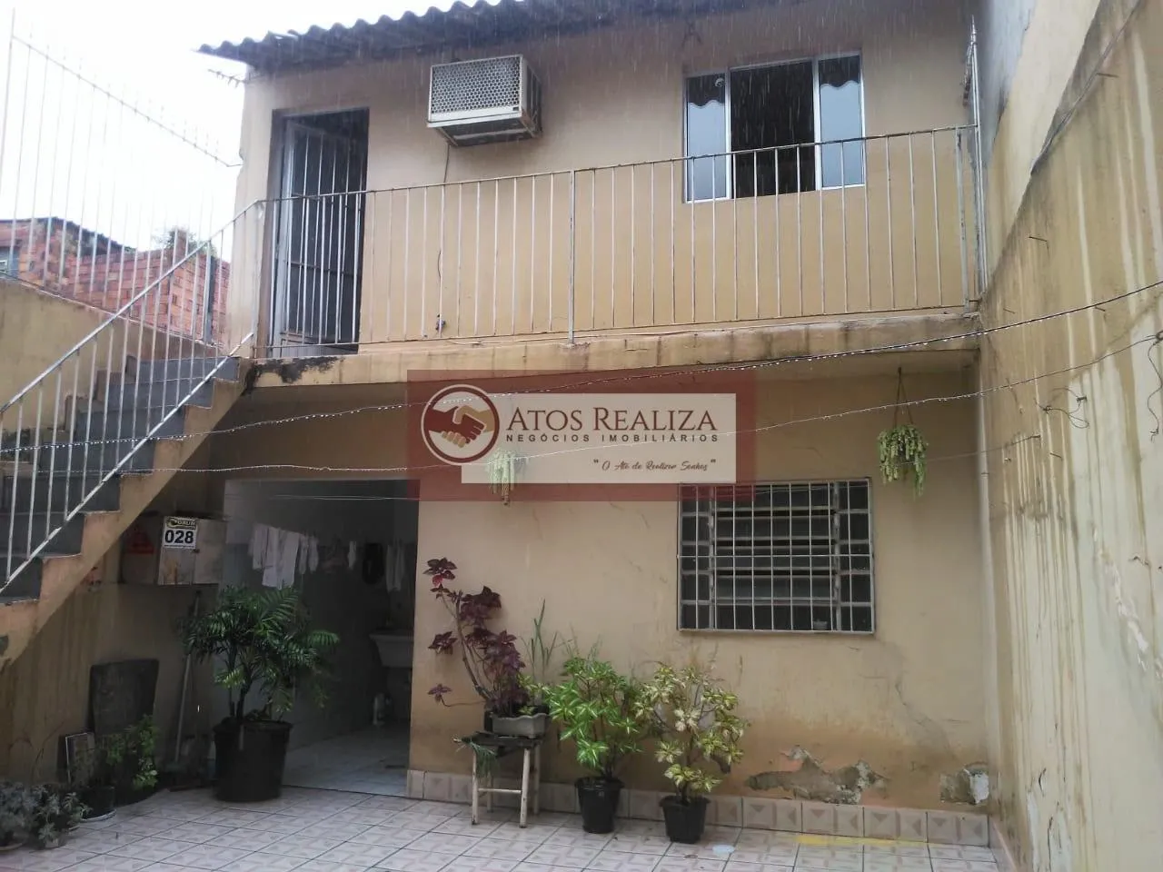 Imagem Oportunidade de um bom investimento. Vendo Sobrado de 180m² no Jardim Império, com 3 Dormitorios, sendo 1 Suíte, 2 Salas, Cozinha, 3 banheiros, 2 vagas de garagem cobertas, + uma pequena edícula. Valor R$ 600k, Agende uma visita e confira.