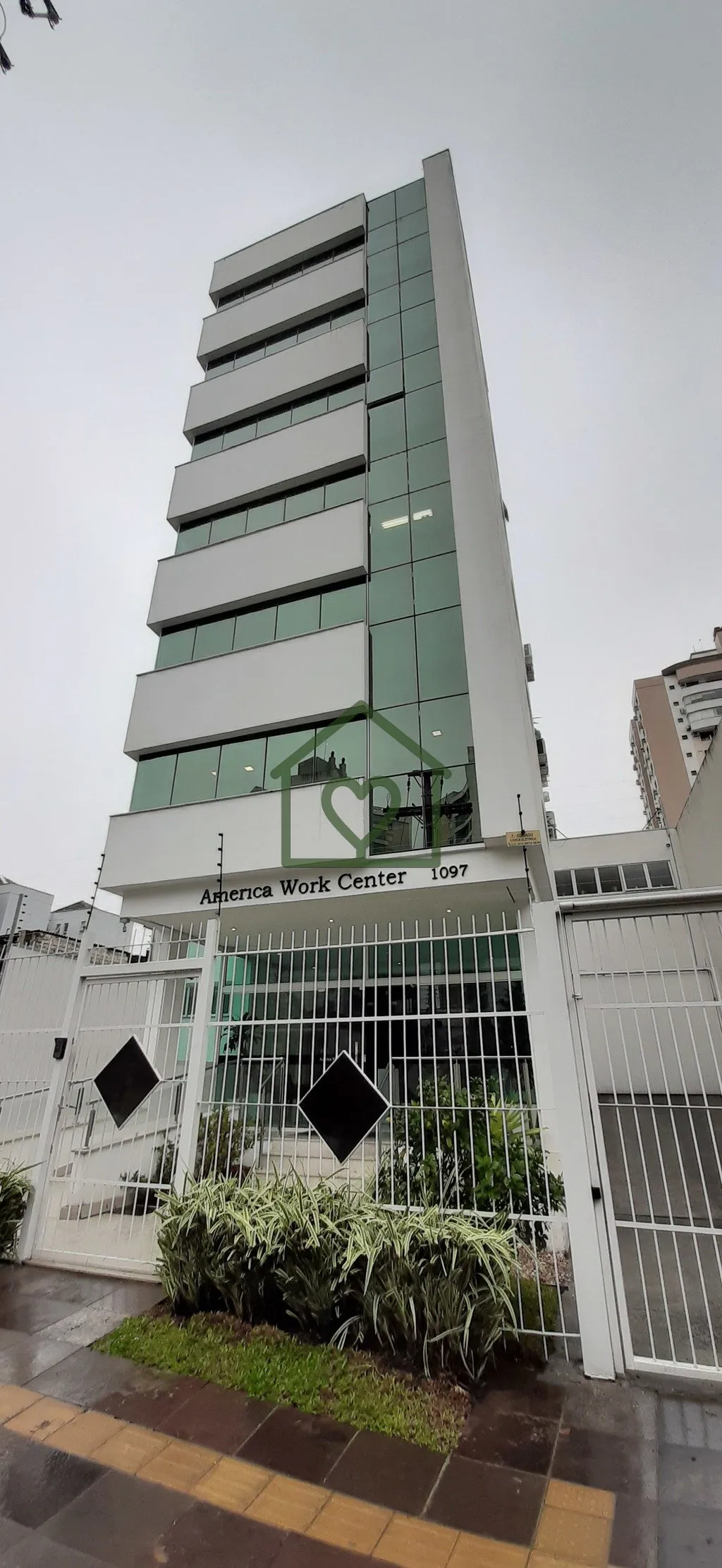 Sala comercial premium em endereço privilegiado, localizado estrategicamente entre o fórum central...