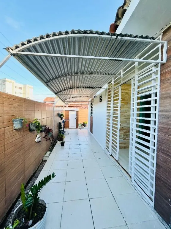 Imagem Casa com 3 quartos em Ponta de Campina, a 300m da praia. Moderna, ventilada e pronta para morar em área valorizada.