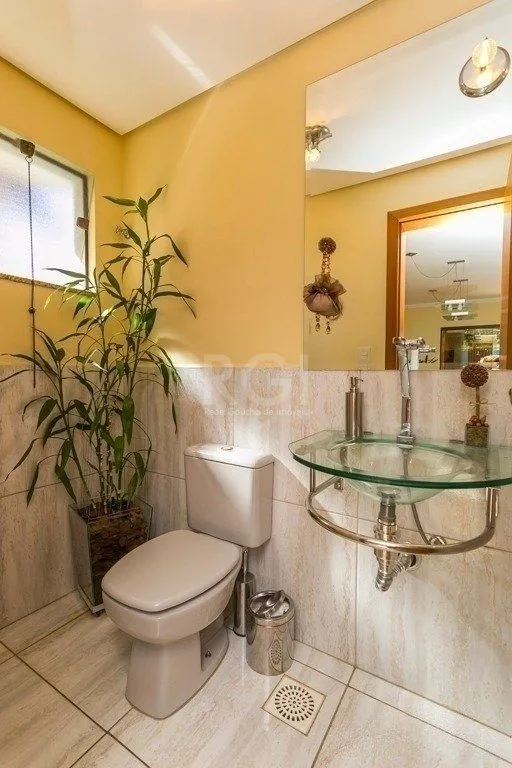 Imagem Excelente casa em condomínio com 3 suítes, piscina e 3 vagas de garagem