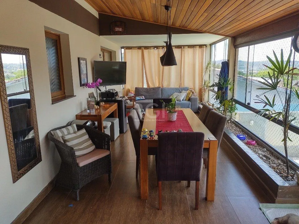 Imagem Excelente casa com 03 suíte, espaço gourmet com churrasqueira, living com lareira, pátio com piscina e garagem para 02 carros no bairro Espírito Santo