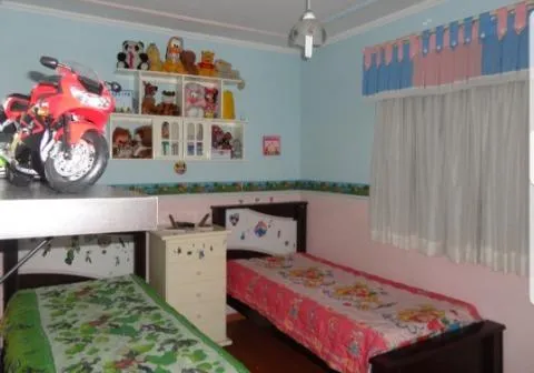Imagem VENDA DE SOBRADO NO JARDIM PRESIDENTE DUTRA, EM GUARULHOS/SP, 300m² com 4 quartos, suíte, salão amplo e coberto e garagem para 02 autos. CONSULTE-NOS.