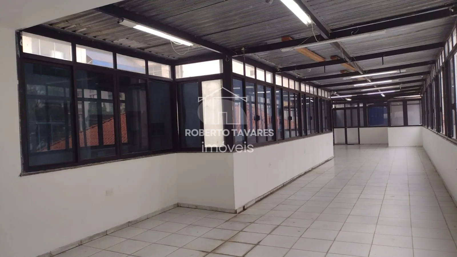 Imagem Prédio Comercial em Santa Cecília 450m² - Vão livre, 9 banheiros, 12 lavatórios, 4 pontos de chuveiro c/ box, 9 garagens, com quarto e banheiro de apoio.