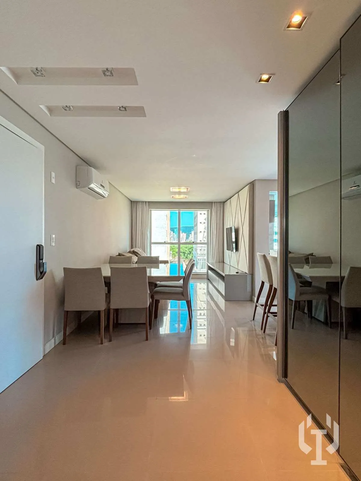 Imagem Apartamento de 2 suítes e 2 vagas de garagem em Meia Praia