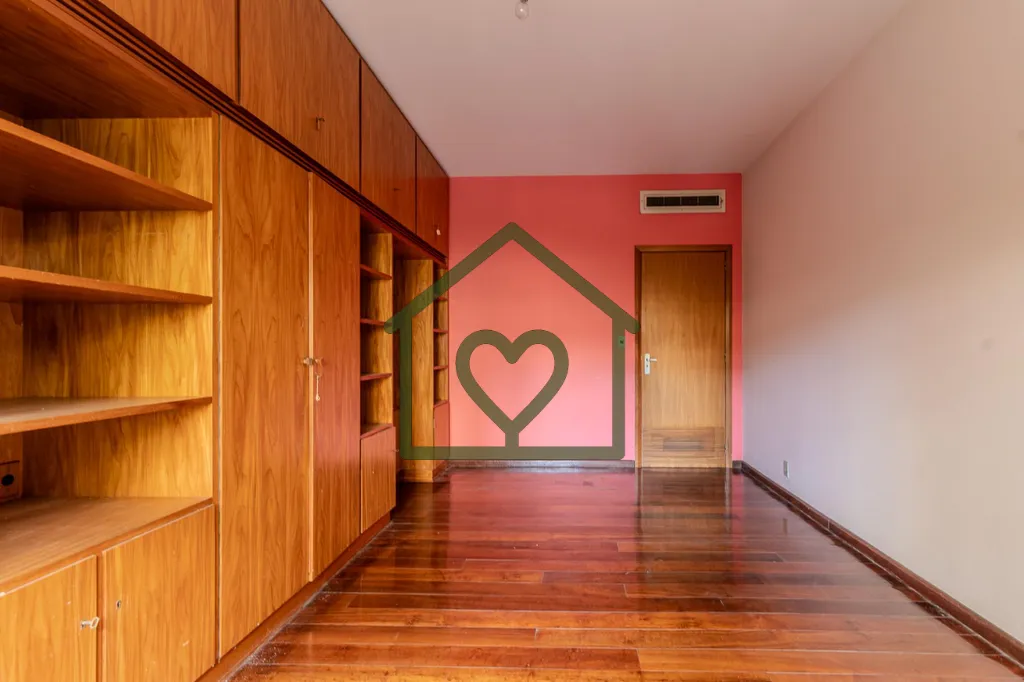 Imagem Referência em um dos endereços mais icônicos de Porto Alegre, este apartamento no Edifício Troca...