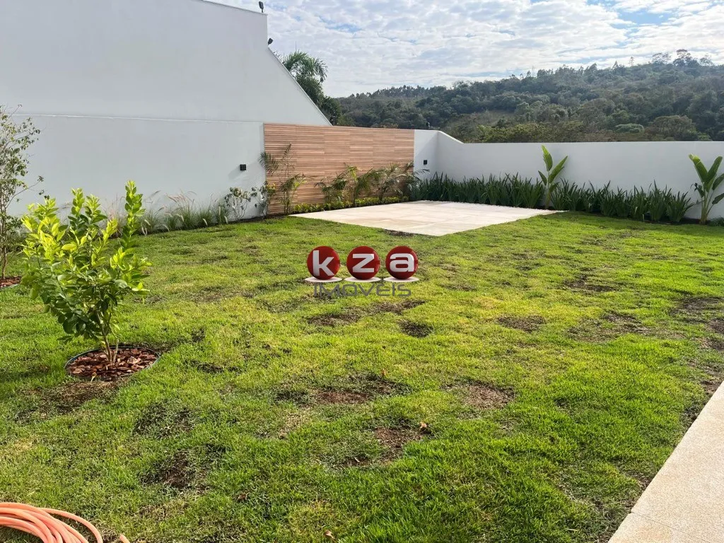 Imagem Imóvel de luxo: Casa em condomínio à venda em Vinhedo - SP, com 3 suítes, 4 salas e 310m² de área