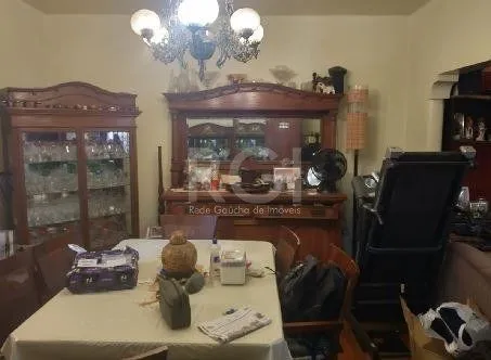 Imagem Casa para Venda - 220m², 3 dormitórios, 4 vagas - Teresópolis