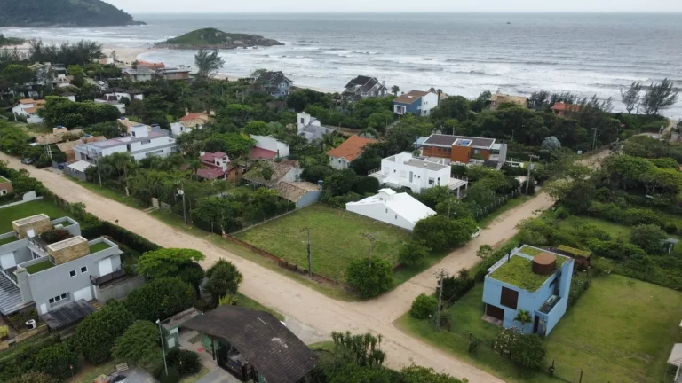 Imagem Terrenos de Sonho a 150m da Praia da Barra em Garopaba-SC: Construa seu Paraíso à Beira-Mar