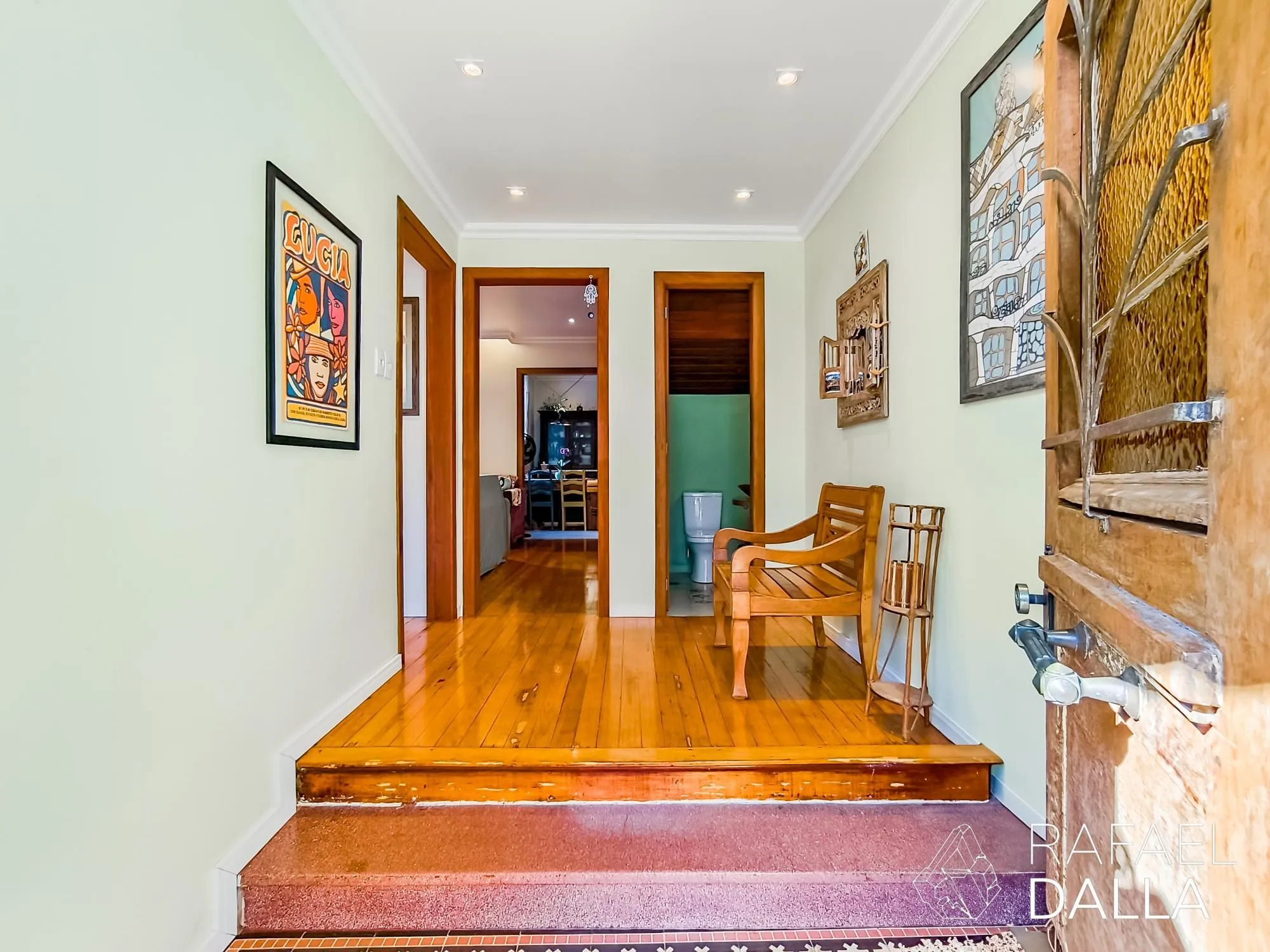 Imagem Casa impecável na Lopo Gonçalves com 4 dormitórios, garagem e pátio amplo