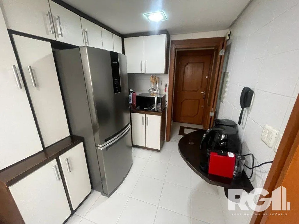Imagem Apartamento com 3 dormitórios, 1 suíte, lavabo, 2 vagas cobertas, semimobiliado, churrasqueira e lareira.