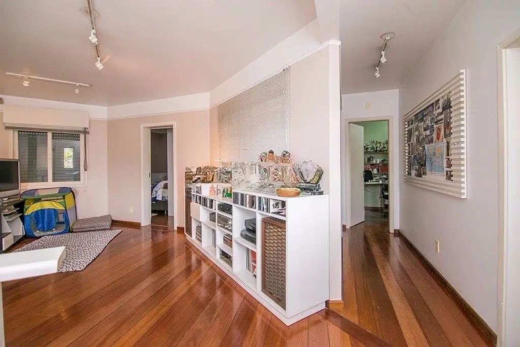 Imagem Casa de esquina com 6 dormitórios, 430m², piscina, 4 vagas