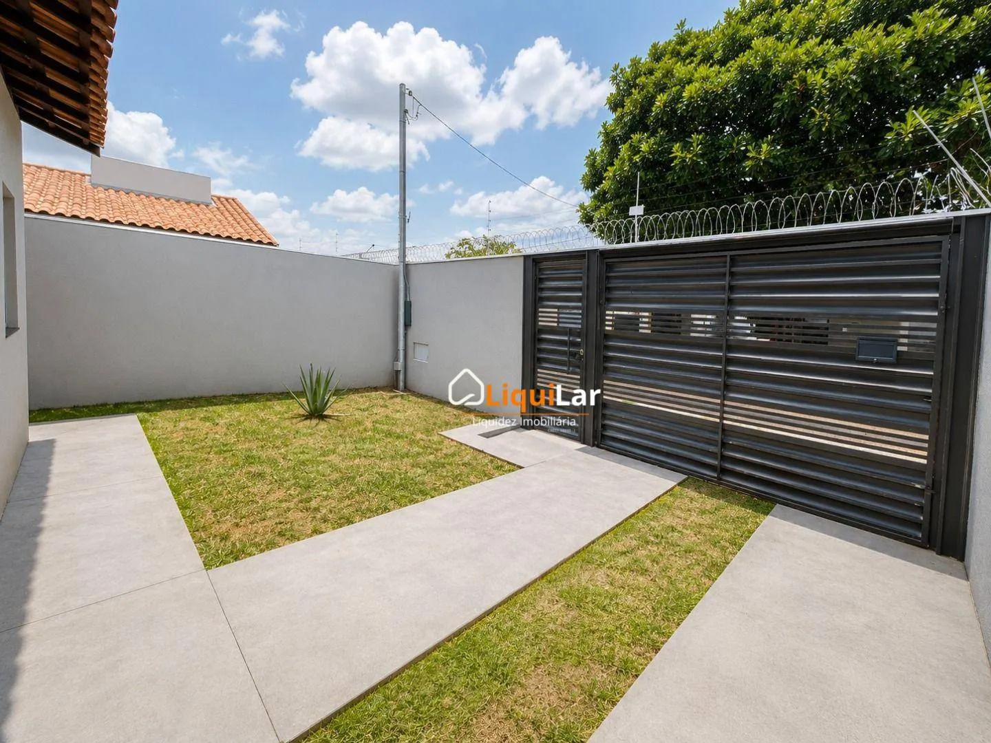 Imagem Oportunidade no Jardim Samambaia! Casa térrea com 2 quartos, sendo 1 suíte, sala ampla, cozinha americana, banheiro social, área de serviço e varanda