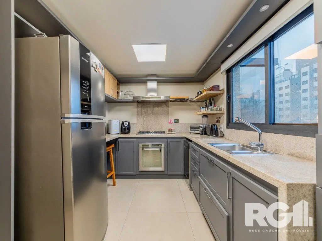 Imagem Belíssimo apartamento no Glass Aurélio andar alto, Living com pé direito duplo, 174m² privativos finamente decorado no Moinhos de Vento